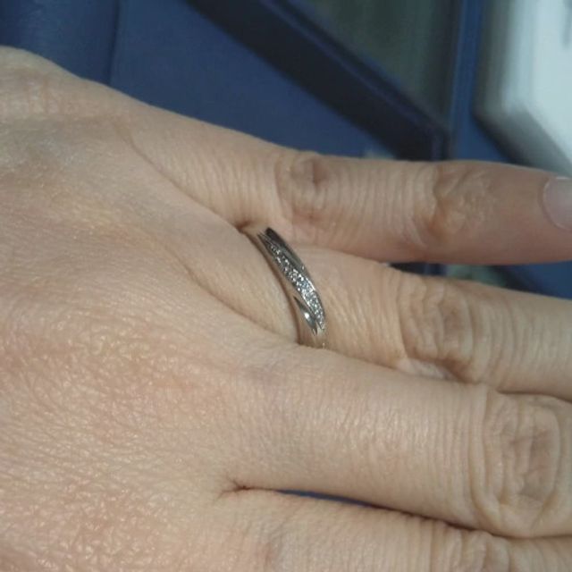 【銀座ダイヤモンドシライシの口コミ】 最初はダイヤモンドがたくさん付いている華やかなリングを探していました…