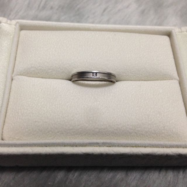 【Only You(オンリーユー)の口コミ】 シンプルでカッコいいデザインを選びました。
女性用は真ん中に小さなダイ…