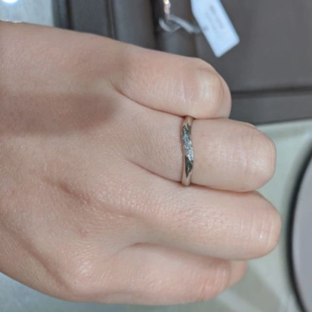 【アイプリモ(I-PRIMO)の口コミ】 シンプル且つウェーブの入ったリングを探しており、実際に試着していく中…