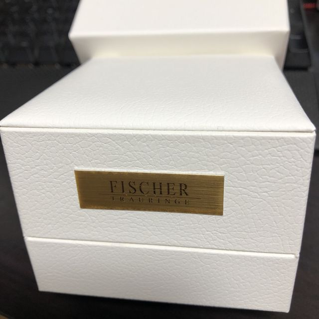 【FISCHER(フィッシャー)の口コミ】 色々な店舗を巡って様々な指輪で悩んでいましたが、この指輪はカーボンを…