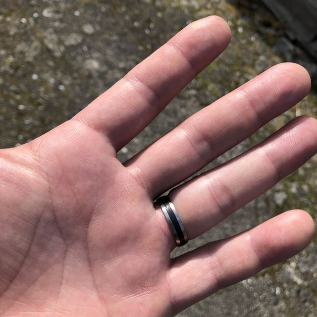 【FISCHER(フィッシャー)の口コミ】 色々な店舗を巡って様々な指輪で悩んでいましたが、この指輪はカーボンを…