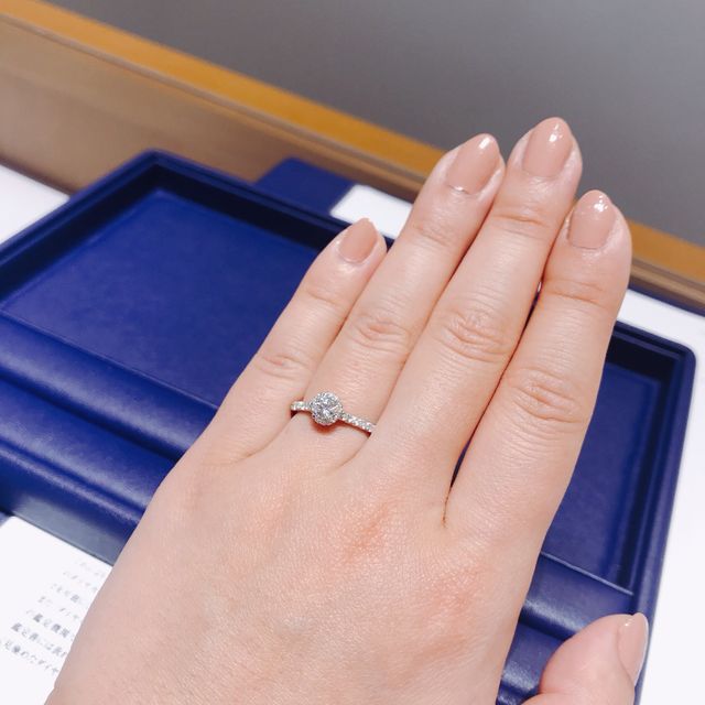 【銀座ダイヤモンドシライシの口コミ】 センターのダイヤが0.2カラットくらいですが、囲みダイヤがあるので、0.1…