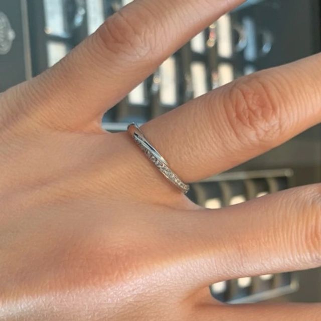 【エクセルコダイヤモンド(EXELCO DIAMOND)の口コミ】 あまりボリュームがないので着けやすくシンプルで上品です。ウェーブの入…