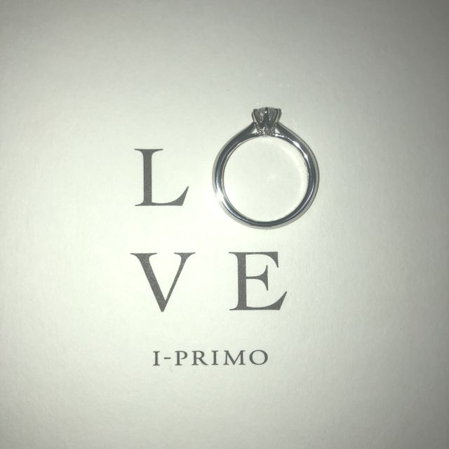 【アイプリモ(I-PRIMO)の口コミ】 台座の下に６つのダイヤがありシンプルに見えて実は横から見るとダイヤの…