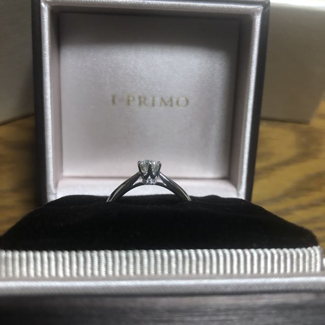 【アイプリモ(I-PRIMO)の口コミ】 台座の下に６つのダイヤがありシンプルに見えて実は横から見るとダイヤの…