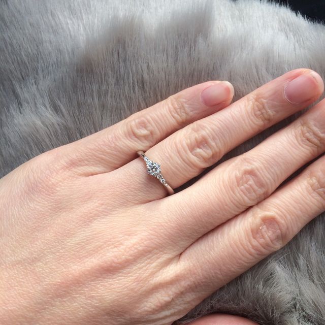 【4℃ BRIDAL(ヨンドシーブライダル)の口コミ】 婚約指輪も自分で選びたいと頼んで、一緒に買いに行かせてもらいました。…