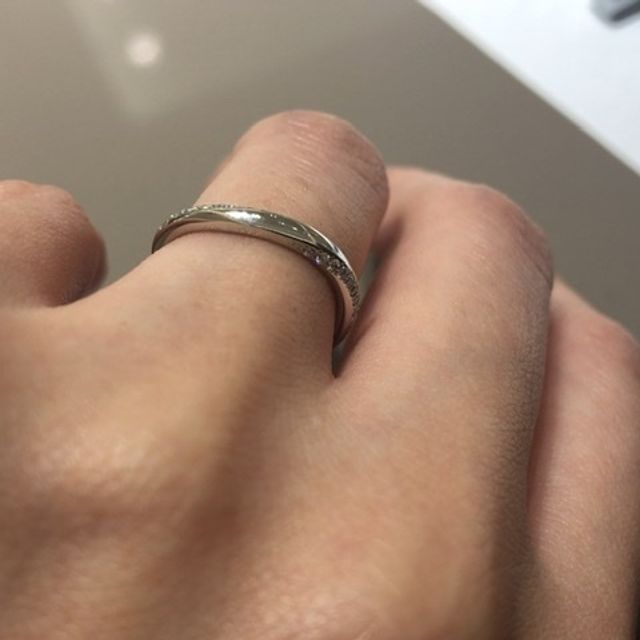 【4℃ BRIDAL(ヨンドシーブライダル)の口コミ】 素材はプラチナと決めていて価格と相談しながら決めました。
婚約指輪は頂…
