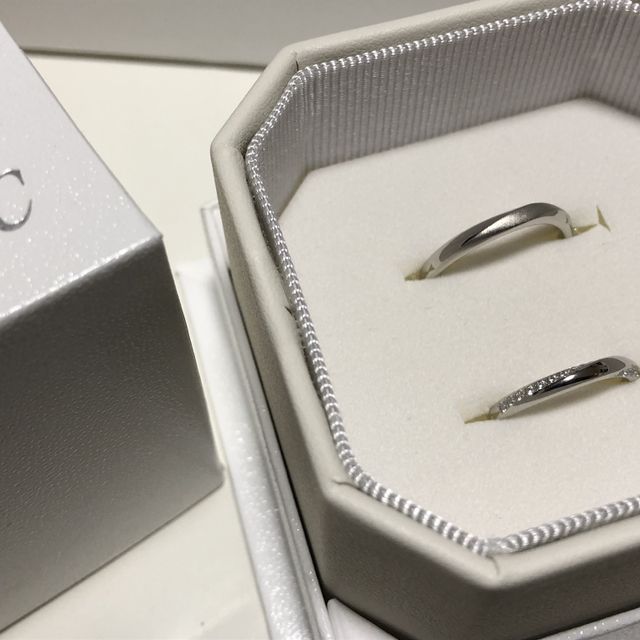 【4℃ BRIDAL(ヨンドシーブライダル)の口コミ】 素材はプラチナと決めていて価格と相談しながら決めました。
婚約指輪は頂…