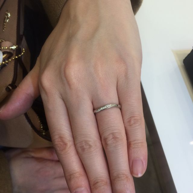 【4℃ BRIDAL(ヨンドシーブライダル)の口コミ】 最初はダイヤのないシンプルなものにしようかと思っていましたが、婚約指…