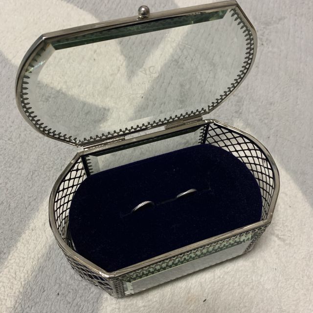 【4℃ BRIDAL(ヨンドシーブライダル)の口コミ】 最初はダイヤのないシンプルなものにしようかと思っていましたが、婚約指…