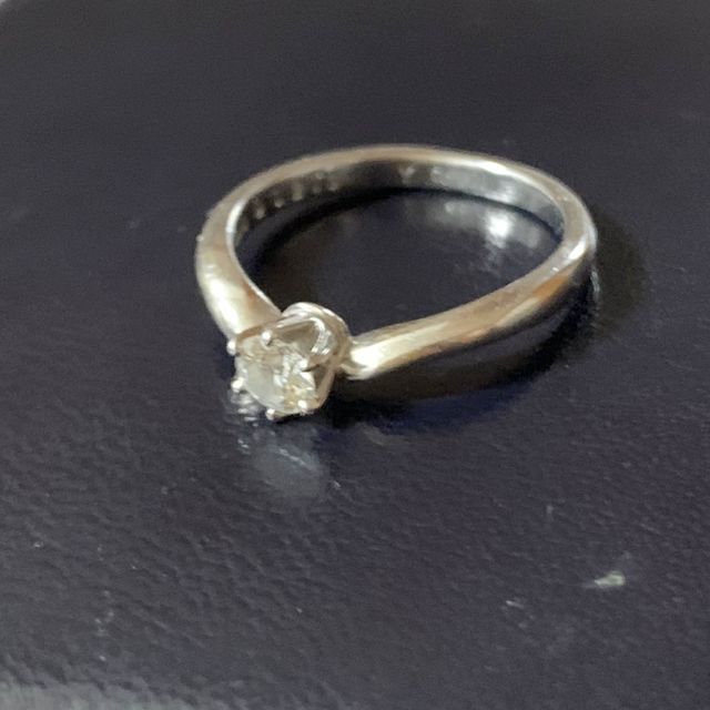 【銀座ダイヤモンドシライシの口コミ】 シンプルで目立ちすぎないデザインにひかれました。
結婚後も普段から使え…