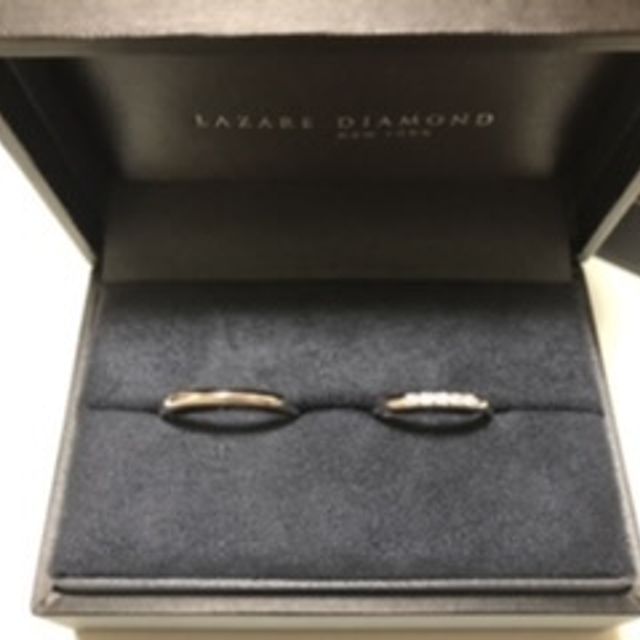 【ラザール ダイヤモンド(LAZARE DIAMOND)の口コミ】 ストレートタイプで5つダイヤが埋め込まれているタイプのものです。
裏に…