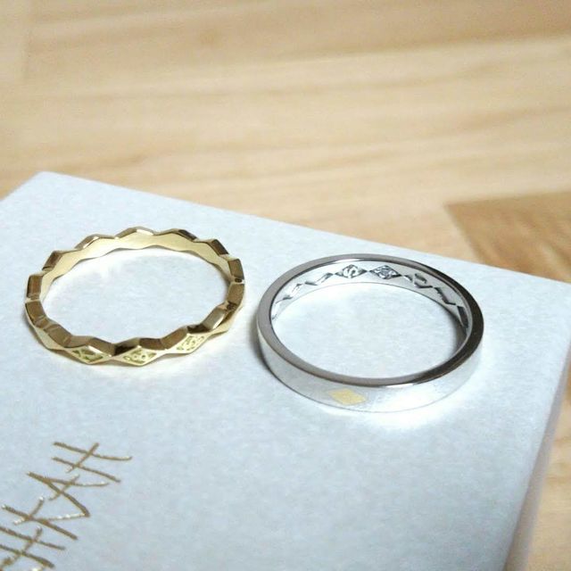 【AHKAH(アーカー)の口コミ】 購入した結婚指輪の決めてはデザインでした。
ダイヤの菱形をモチーフにし…