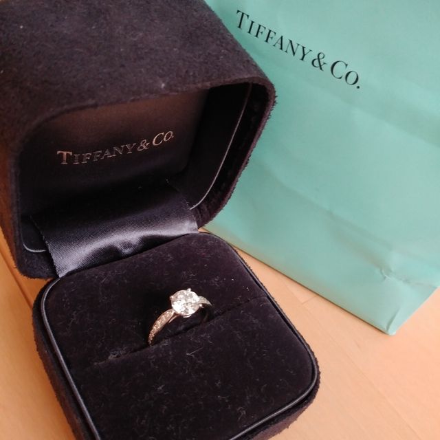 【ティファニー(Tiffany & Co.)の口コミ】 細めの指に馴染むように華奢なデザインにカーブしているリング部分。
細か…