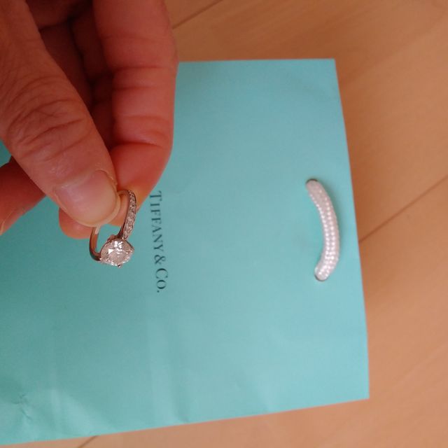 【ティファニー(Tiffany & Co.)の口コミ】 細めの指に馴染むように華奢なデザインにカーブしているリング部分。
細か…