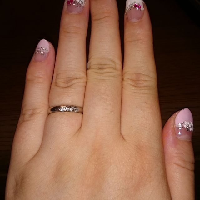 【4℃ BRIDAL(ヨンドシーブライダル)の口コミ】 彫ってある線が旦那様の指輪と合わせるとハートの形のなり、あたしの方だ…