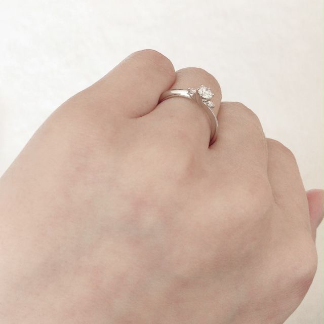 【銀座ダイヤモンドシライシの口コミ】 店舗で見せてもらう前は一粒ダイヤの指輪にするつもりでしたが、試着して…