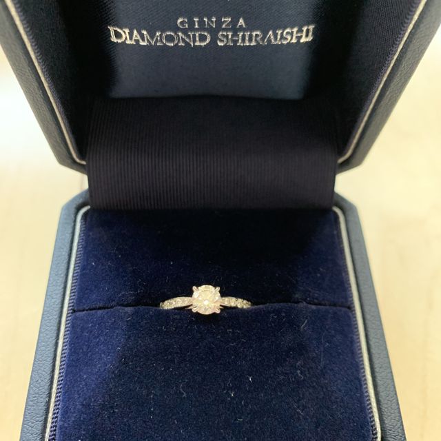 【銀座ダイヤモンドシライシの口コミ】 ダイヤの輝きがとても美しく、ひと目見て惹かれました。中央のダイヤに向…