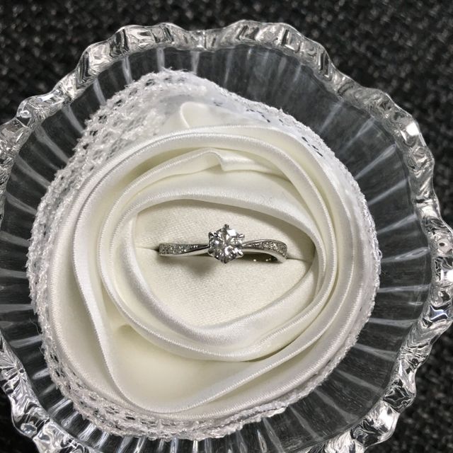 【4℃ BRIDAL(ヨンドシーブライダル)の口コミ】 リングの形がカーブになっているので、見た目に動きがあり、指が細くない…