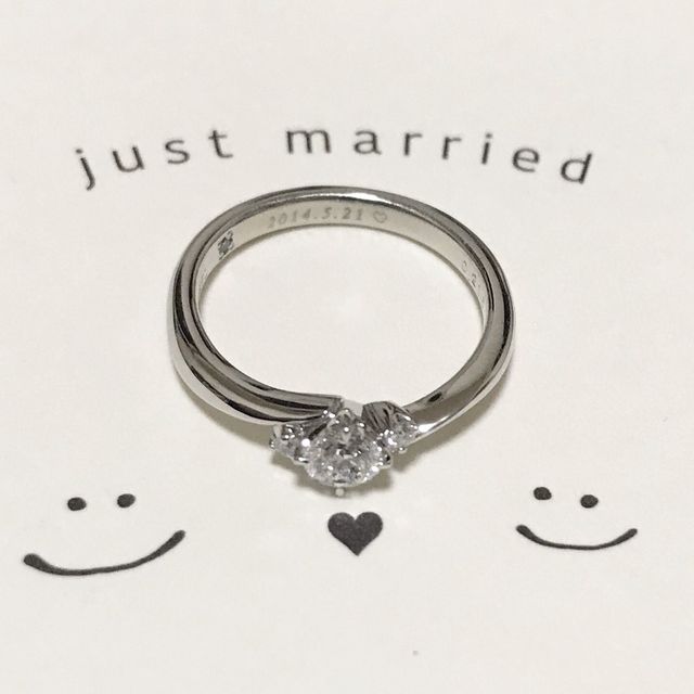 【アイプリモ(I-PRIMO)の口コミ】 この指輪にした理由は大きく2つです。1つはデザインです。中央のダイヤの…