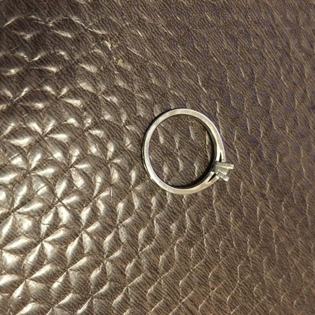 【俄(にわか)の口コミ】 オーソドックスな婚約指輪を希望していたのでたてづめの指輪で探していま…