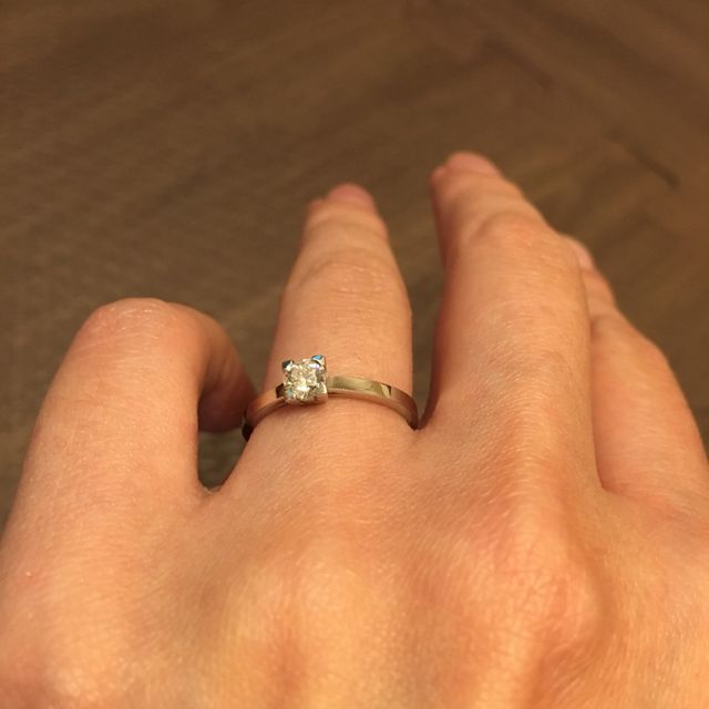 【俄(にわか)の口コミ】 オーソドックスな婚約指輪を希望していたのでたてづめの指輪で探していま…