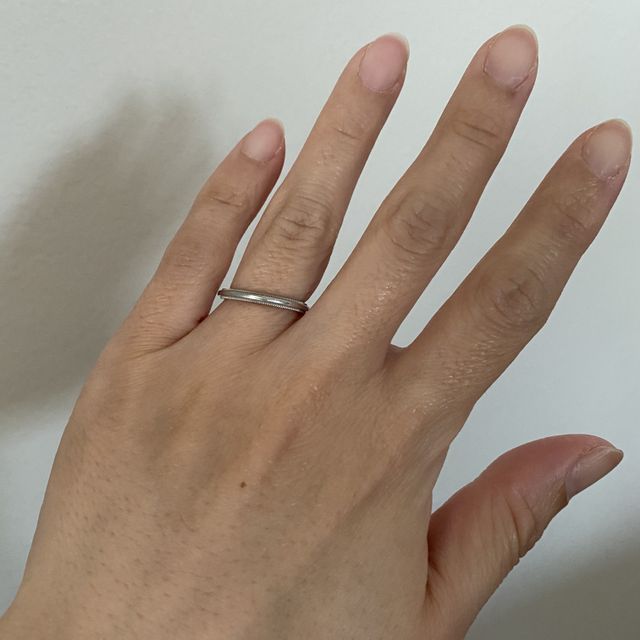 【ティファニー(Tiffany & Co.)の口コミ】 主人の一目惚れで決定しました。デザインはいたってシンプルです上下にギ…