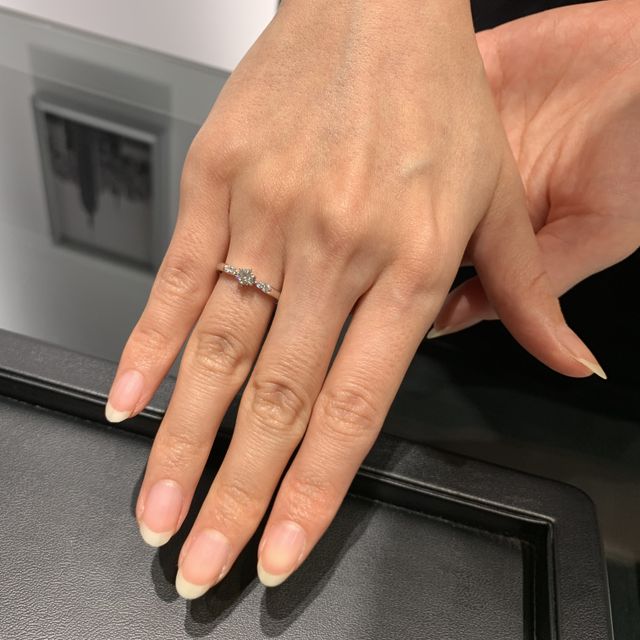 【ラザール ダイヤモンド(LAZARE DIAMOND)の口コミ】 接客担当者の説明が分かりやすかった事と、真ん中のダイヤモンド一石を、…