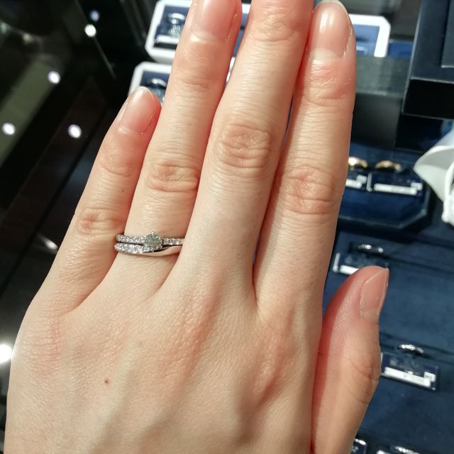 【ROYAL ASSCHER(ロイヤル・アッシャー)の口コミ】 伝統のあるブランドで、ダイヤモンドの質にこだわっている点に惹かれまし…