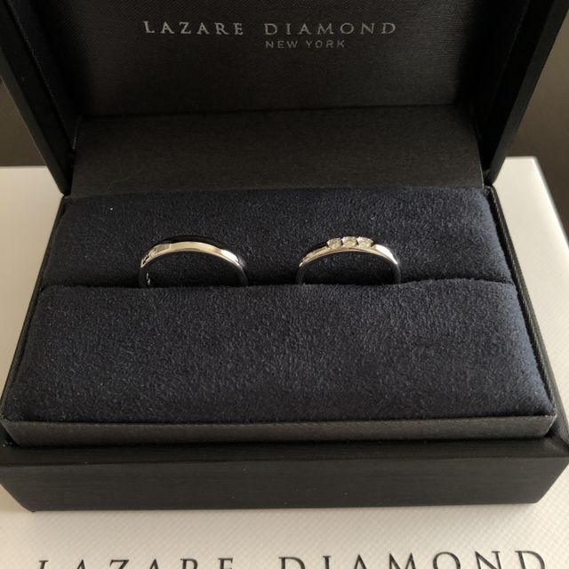 【ラザール ダイヤモンド(LAZARE DIAMOND)の口コミ】 婚約指輪もラザールダイヤモンドさんの指輪を頂いたので、重ね付けした時…