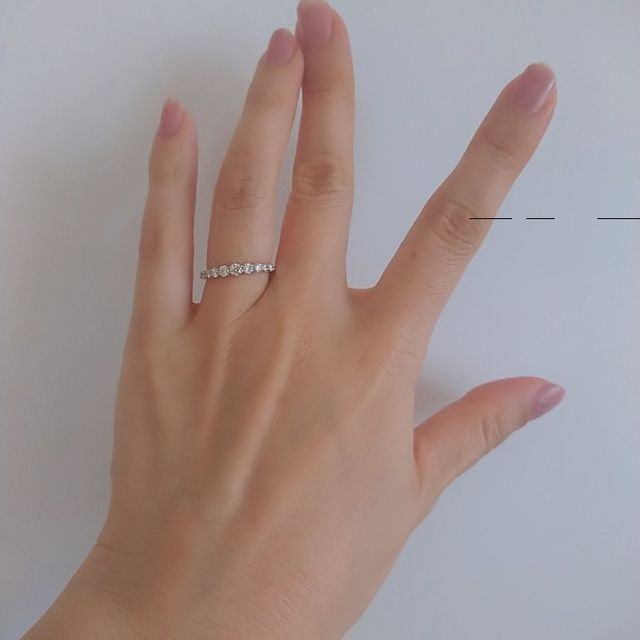 【銀座ダイヤモンドシライシの口コミ】 はじめは、結婚指輪はシンプルなものにしようと考えていましたがこちらを…