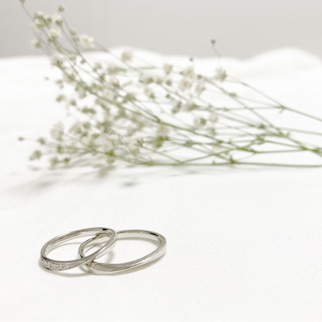 【銀座ダイヤモンドシライシの口コミ】 細めのタイプでキラキラしすぎず主張しすぎないものを探していました。そ…