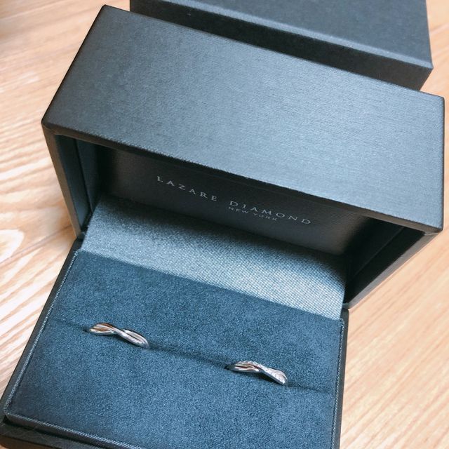 【ラザール ダイヤモンド(LAZARE DIAMOND)の口コミ】 普通とは違うデザインを探しており、色々見に行ったのですが、その中でも…