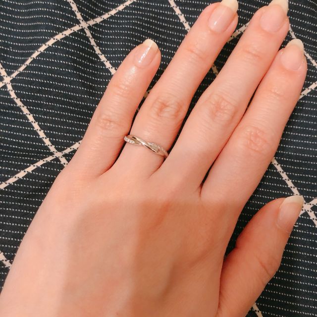 【ラザール ダイヤモンド(LAZARE DIAMOND)の口コミ】 普通とは違うデザインを探しており、色々見に行ったのですが、その中でも…