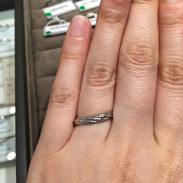 【銀座ダイヤモンドシライシの口コミ】 植物の茎が絡み合ったようなデザインが気に入りました。リングのウェーブ…