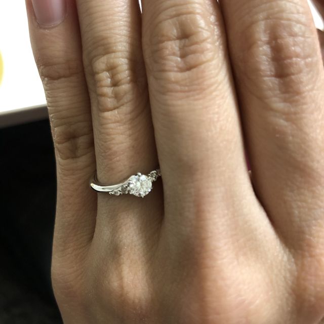 【銀座ダイヤモンドシライシの口コミ】 予算や希望に合わせて、沢山のものを見せていただき、理想の指輪を選ぶこ…