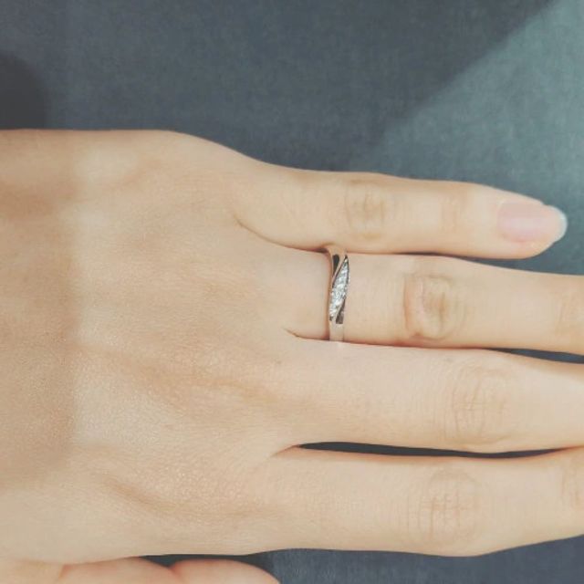 【ROYAL ASSCHER(ロイヤル・アッシャー)の口コミ】 メレダイヤの白い輝きとプラチナの輝きが相まって非常にキレイな輝きで存…