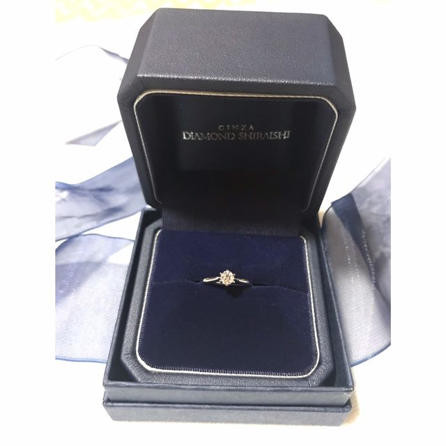 【銀座ダイヤモンドシライシの口コミ】 サイドがふたりが手をつなぐところをイメージしてあり、よく見るとハート…