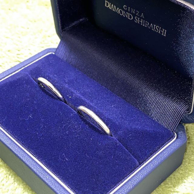 【銀座ダイヤモンドシライシの口コミ】 シンプルですが、王道なデザインに夫婦共にひかれて購入しました。本来指…