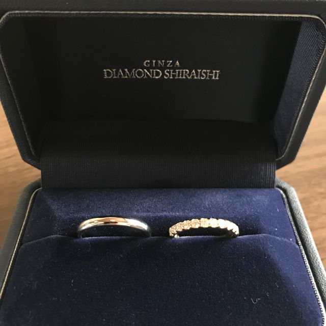 【銀座ダイヤモンドシライシの口コミ】 左側はストレートデザインのプラチナリングで探していて試着させて頂いて…