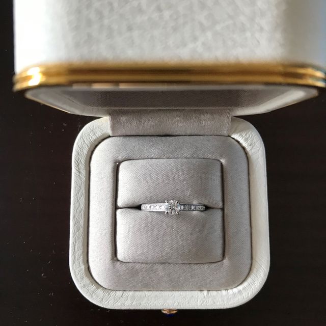 【ブシュロン(BOUCHERON)の口コミ】 華やかなものがよかったのでデザインは中央に一石とその周りをメレダイヤ…