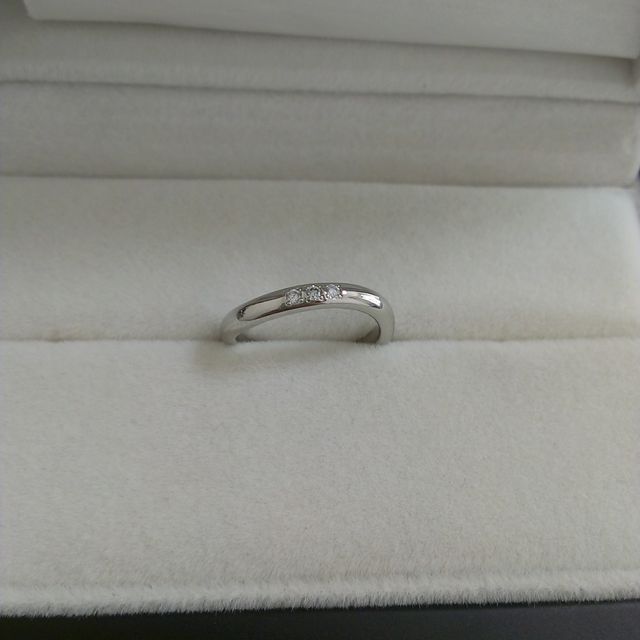 【Something Blue(サムシングブルー)の口コミ】 店員の方が私の手に合った指輪（細さ・石の数等）を何点か紹介してくださ…