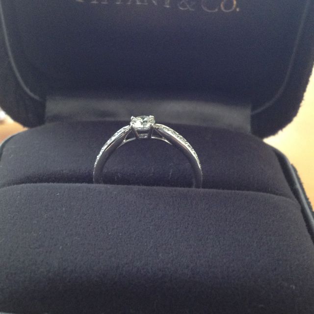 【ティファニー(Tiffany & Co.)の口コミ】 色々なブランドの指輪を見て、つけて試して決めました。
私は、婚約指輪を…