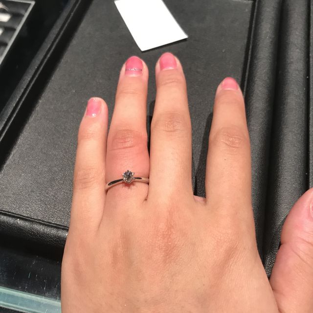 【ラザール ダイヤモンド(LAZARE DIAMOND)の口コミ】 ダイヤ1粒、ストレートタイプのシンプルな指輪です。真上から見るとダイヤ…