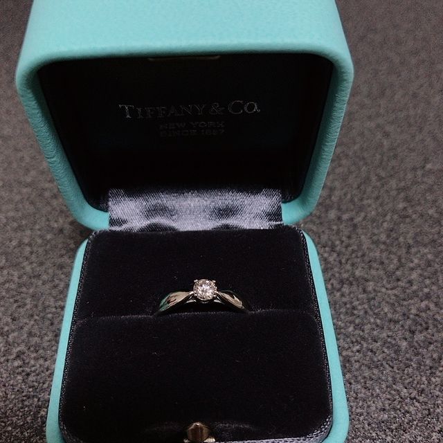 【ティファニー(Tiffany & Co.)の口コミ】 シンプルなデザインが可愛いです！一生に一度の大事な指輪なので、ダイヤ…