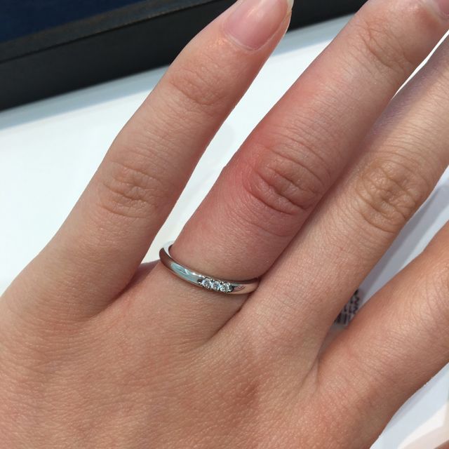【4℃ BRIDAL(ヨンドシーブライダル)の口コミ】 シンプルなデザインがとても可愛いです。シンプルですが、ダイヤが3つもつ…