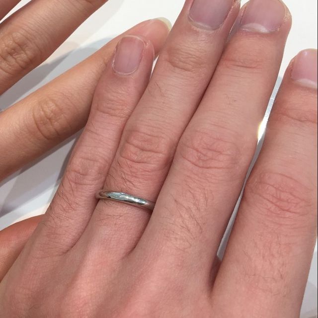【4℃ BRIDAL(ヨンドシーブライダル)の口コミ】 シンプルなデザインです。ストレートで飾りは一切ありません。太さが選べ…