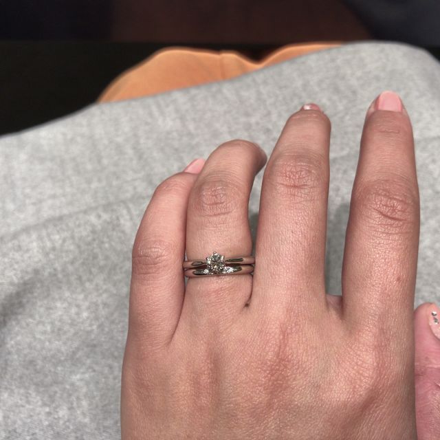 【銀座ダイヤモンドシライシの口コミ】 婚約指輪とセットのデザインの結婚指輪なので、重ね付けするとダイヤがま…