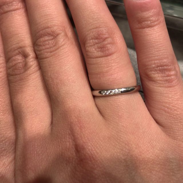 【ラザール ダイヤモンド(LAZARE DIAMOND)の口コミ】 ストレートタイプの指輪でメレダイヤが5つ並んでいるデザインです。中央の…