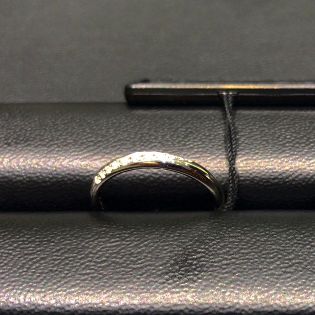 【ラザール ダイヤモンド(LAZARE DIAMOND)の口コミ】 メレダイヤが斜めに並んだストレートタイプの指輪です。ダイヤは中央が大…